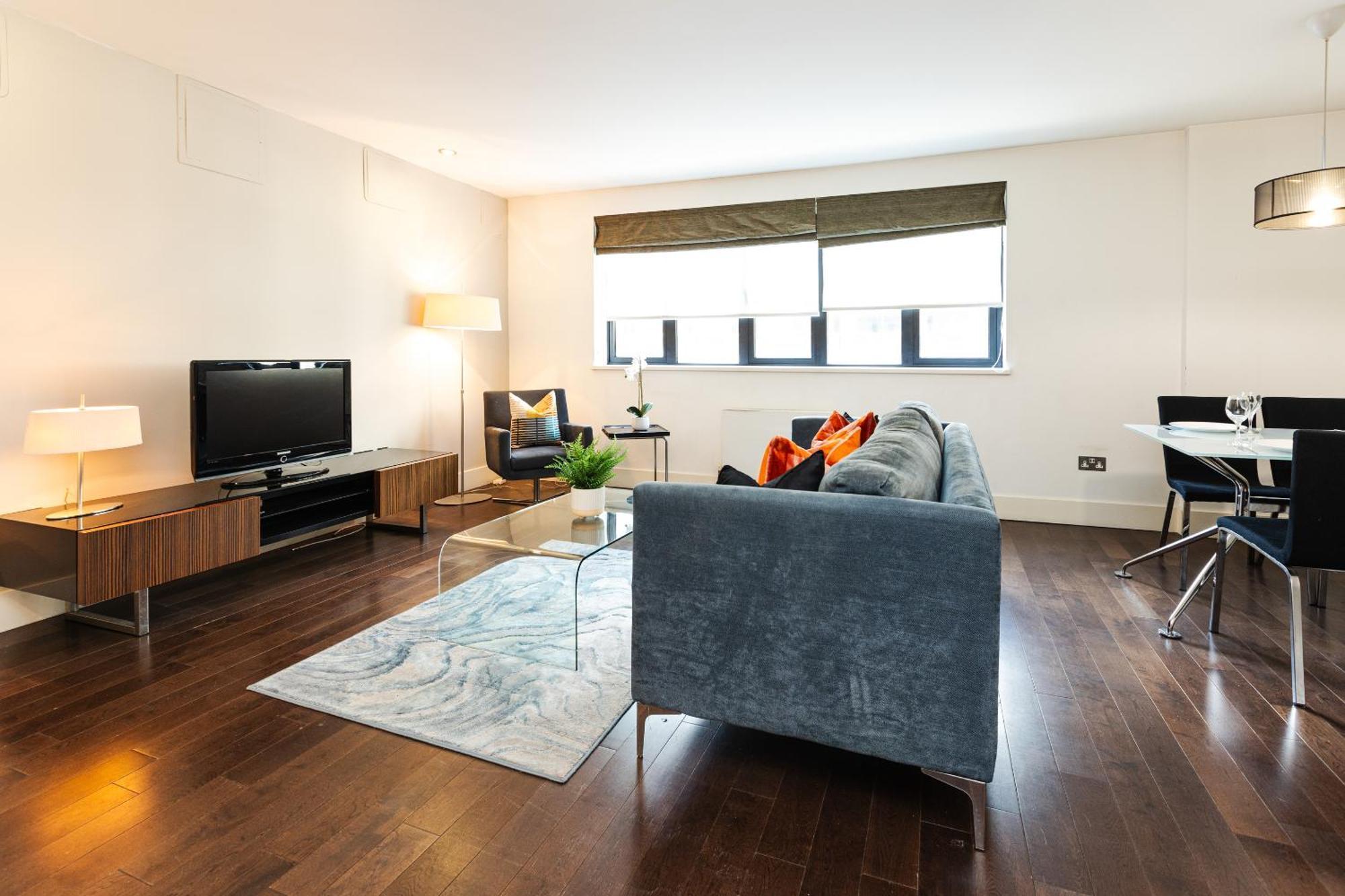 Stunning Serviced Apartments, Steps From Monument Station * London