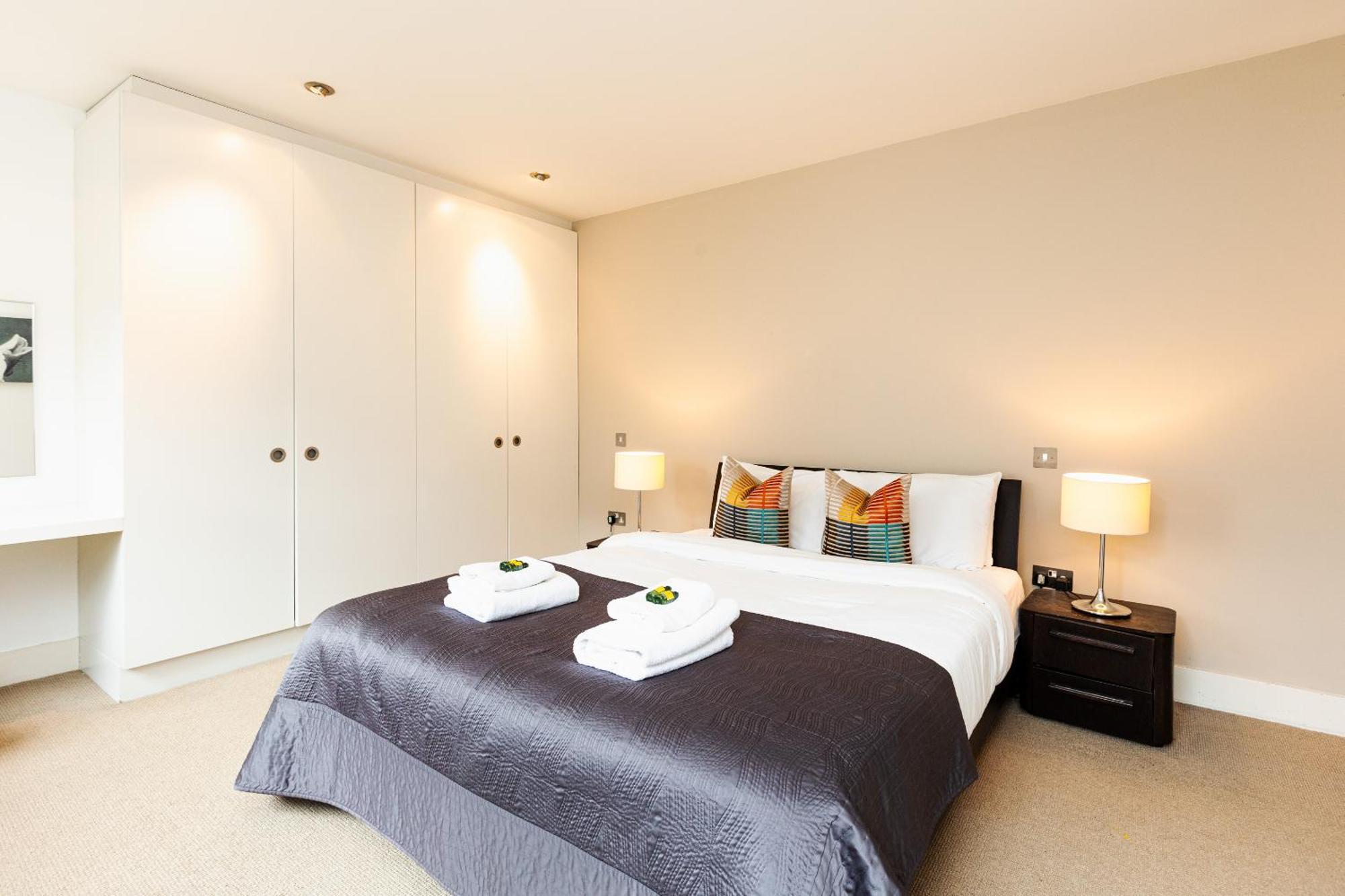 Stunning Serviced Apartments, Steps From Monument Station