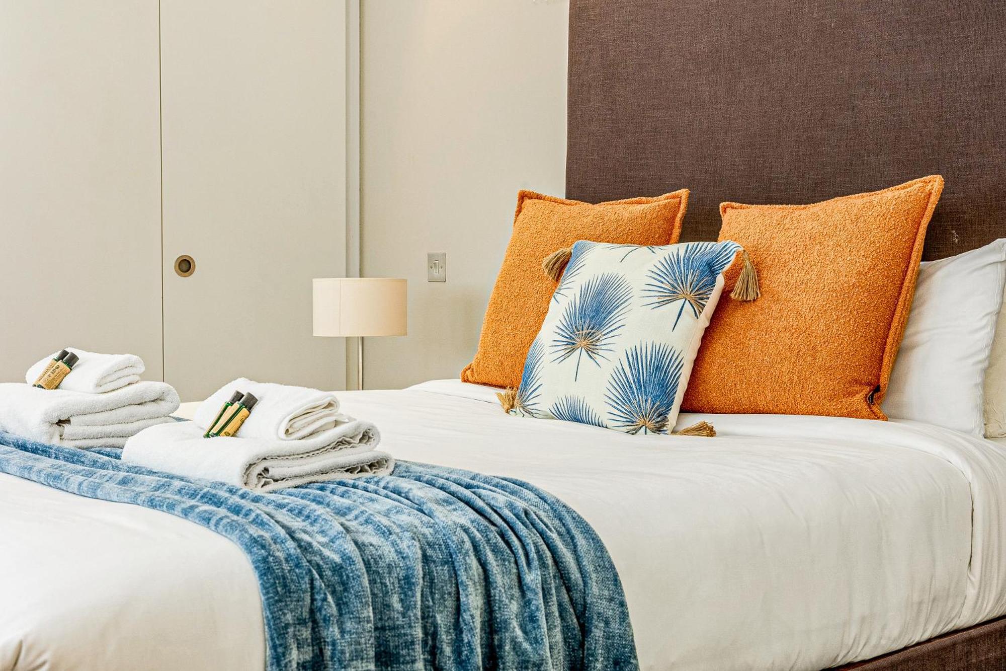 Apartment Stunning Serviced Apartments, Steps From Monument Station