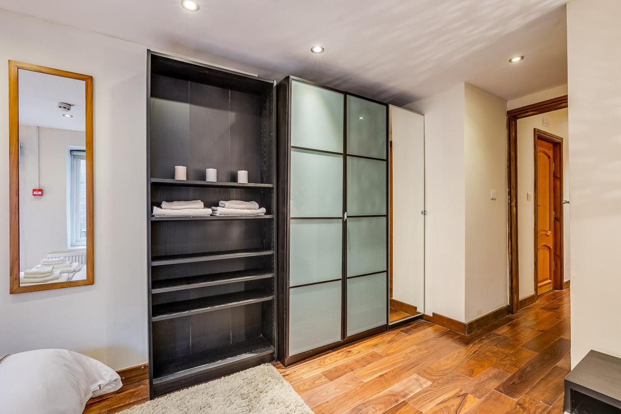 Entire Family - 2bd2bth Earl's Court Apartment