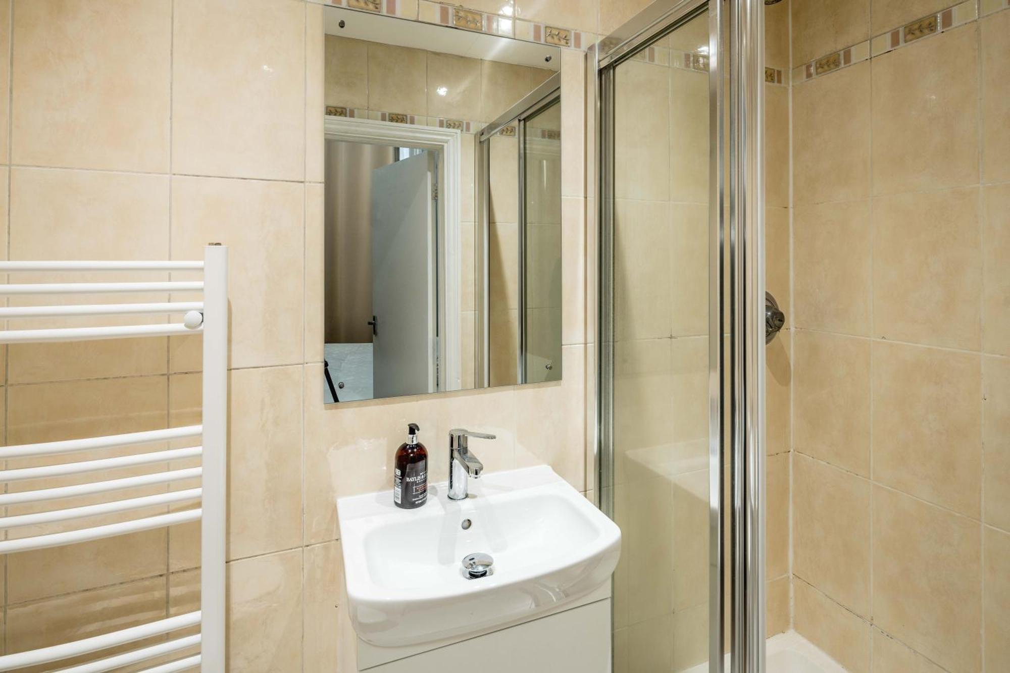 Gloucester Station Gem: 3 Bedroom Oasis * London