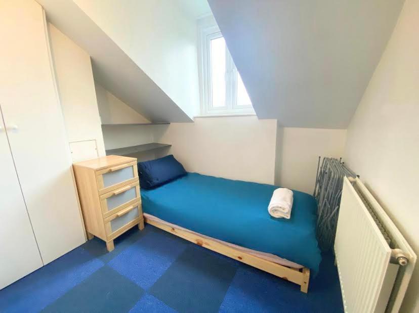 3 Bed Flat * Londres