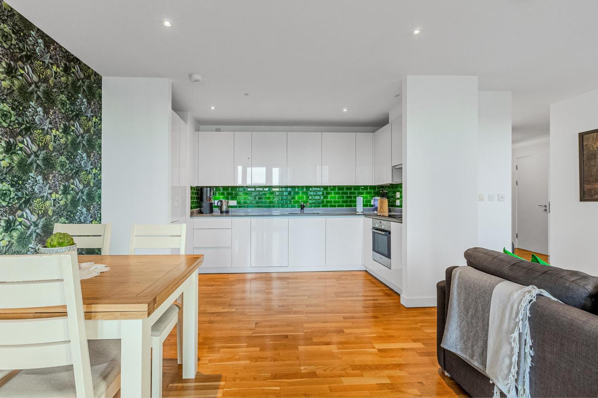 New Listing! 2br With Balcony In Stratford, 3min Dlr Appartement Londres