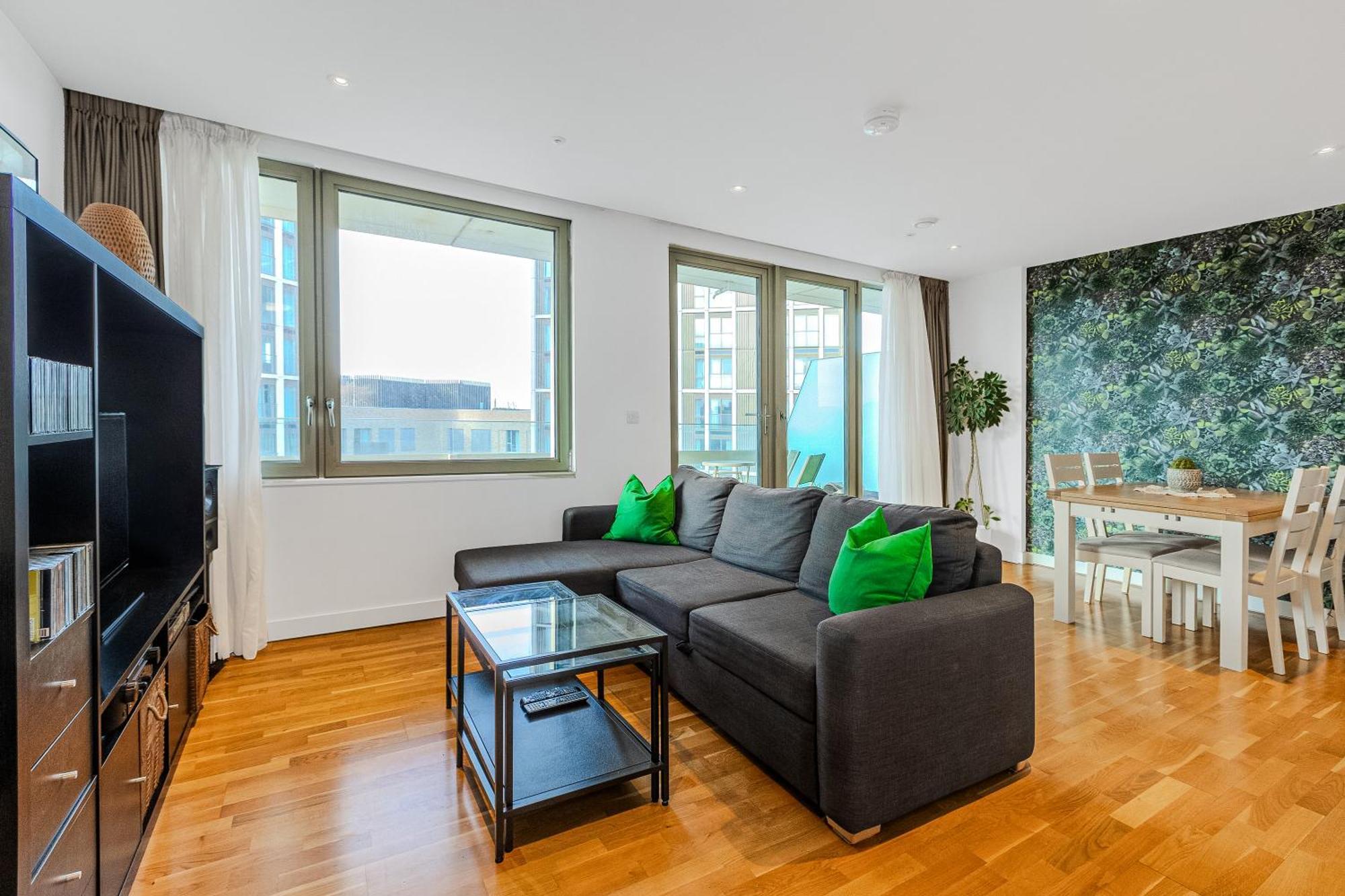 New Listing! 2br With Balcony In Stratford, 3min Dlr Londres