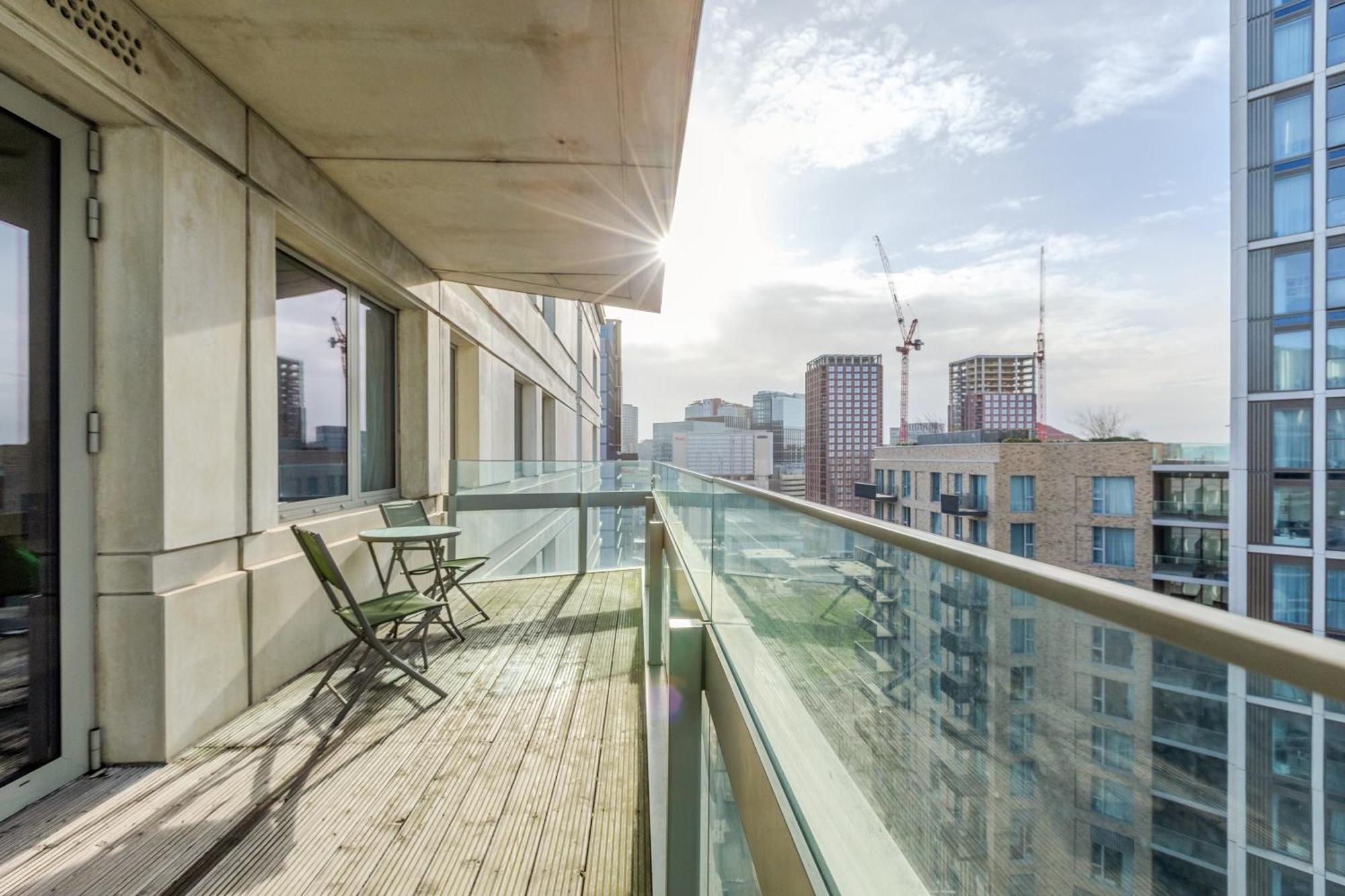 New Listing! 2br With Balcony In Stratford, 3min Dlr * Londres