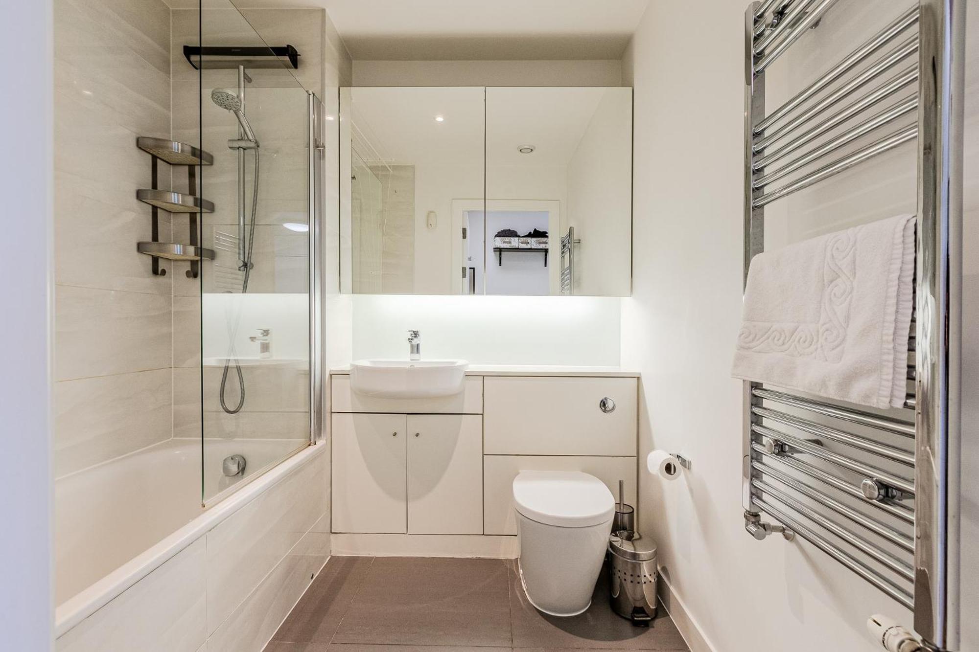 New Listing! 2br With Balcony In Stratford, 3min Dlr * Londres