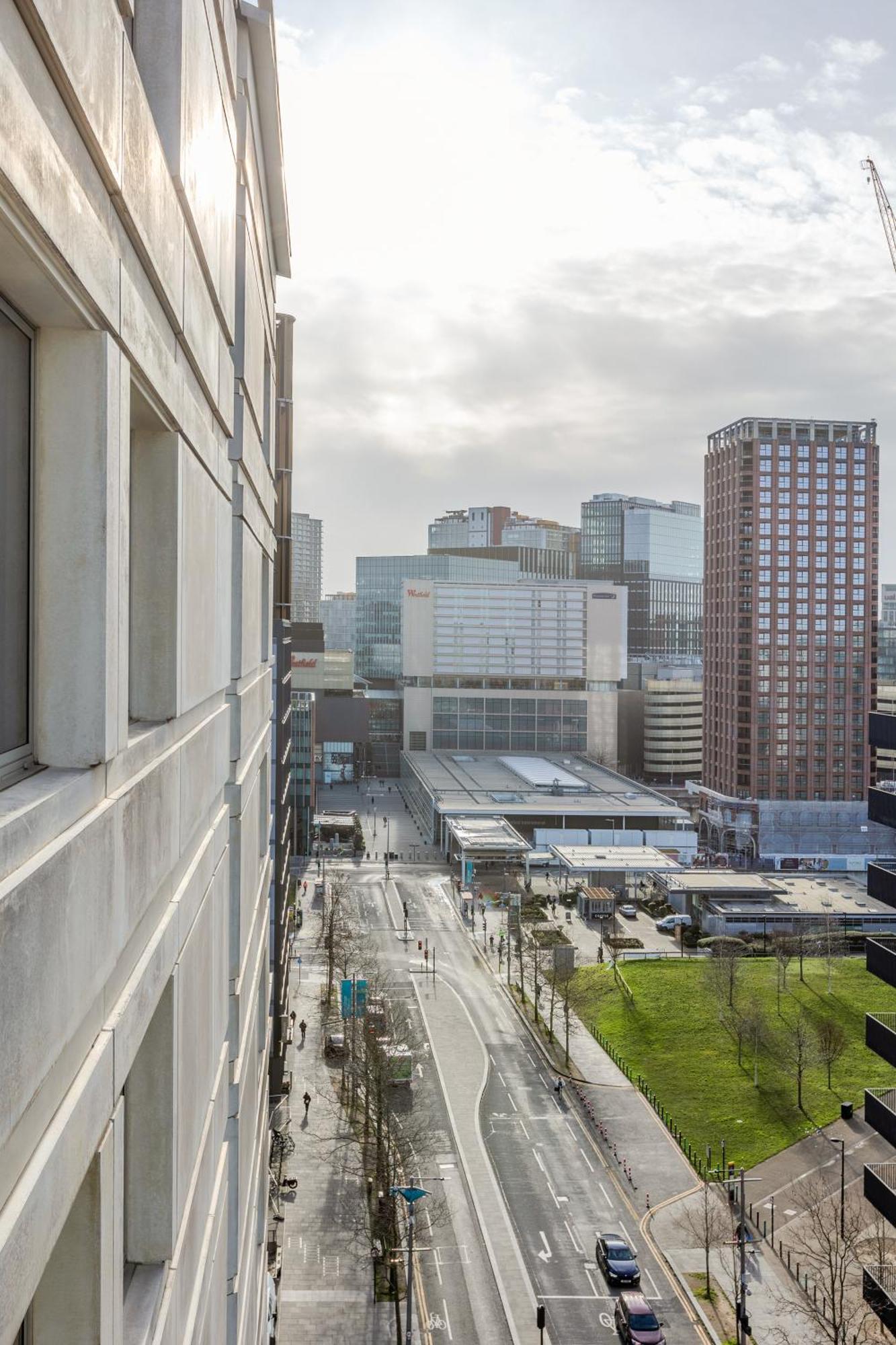 New Listing! 2br With Balcony In Stratford, 3min Dlr Londres