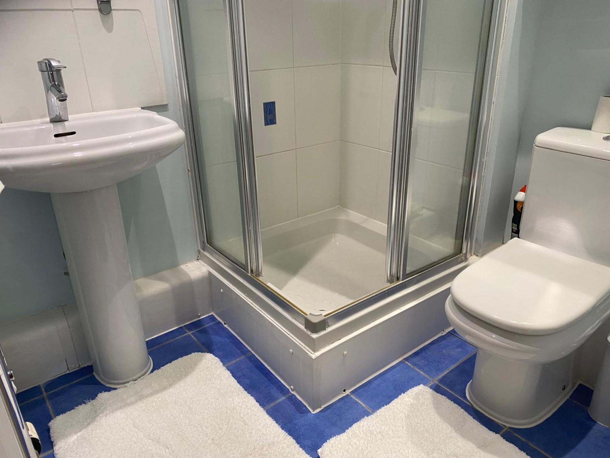 2 Bed Parking Balcony River View Londres