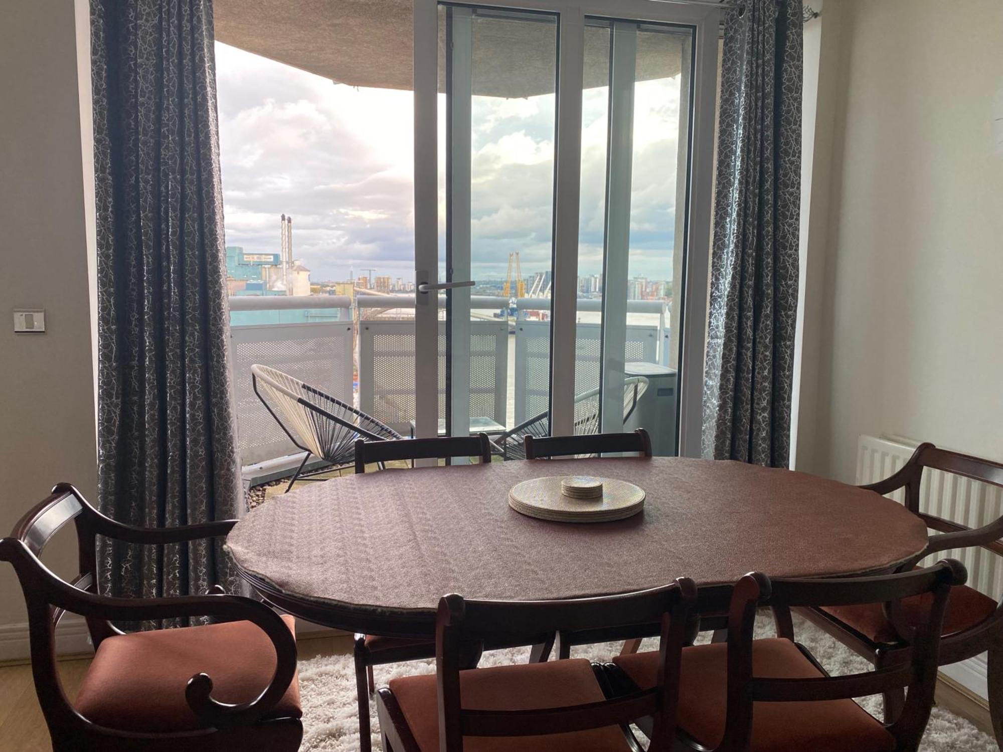 2 Bed Parking Balcony River View Appartement
