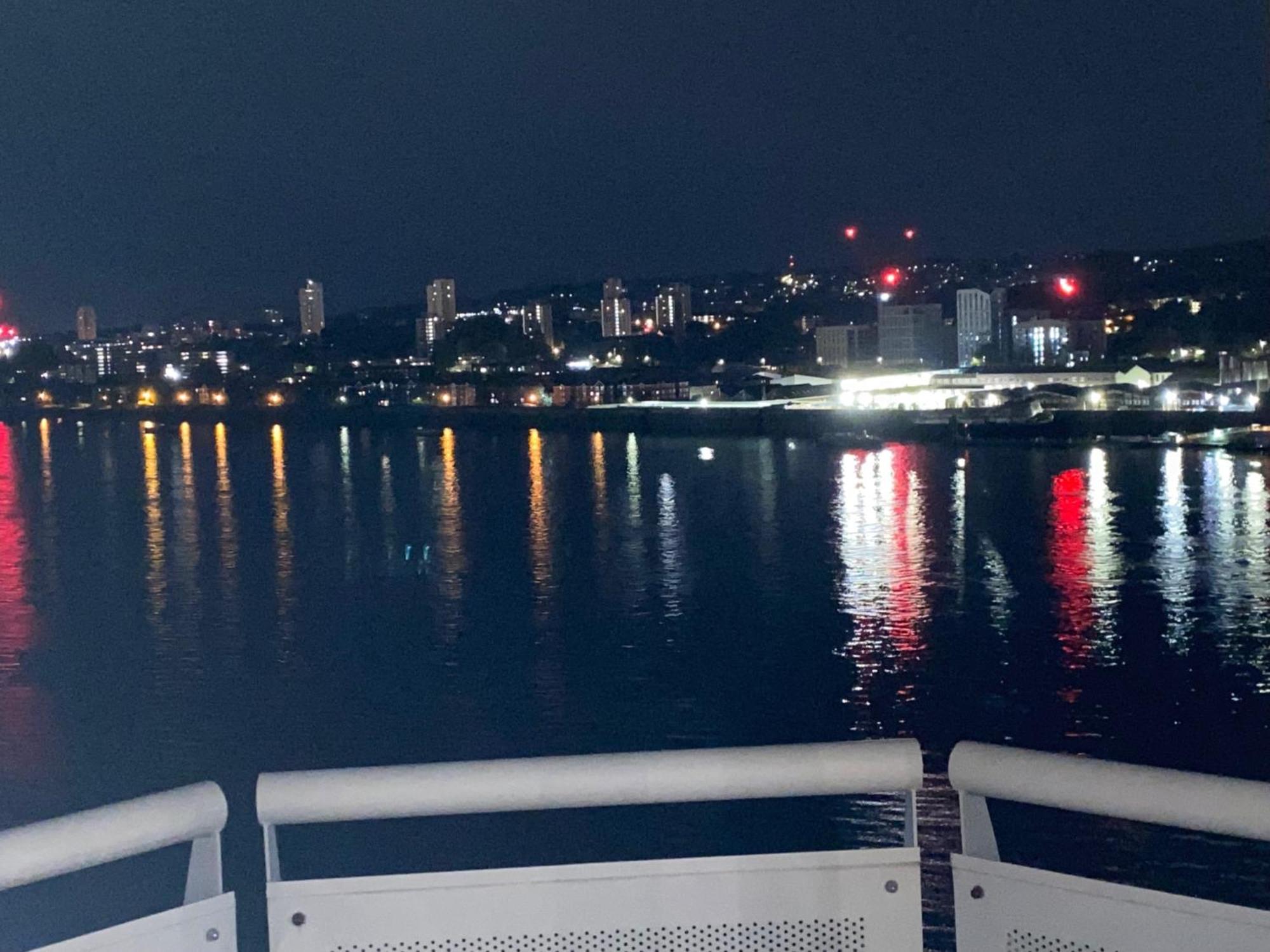 Apt-sleeps 4-parking - Balcony-river View Appartement Londen