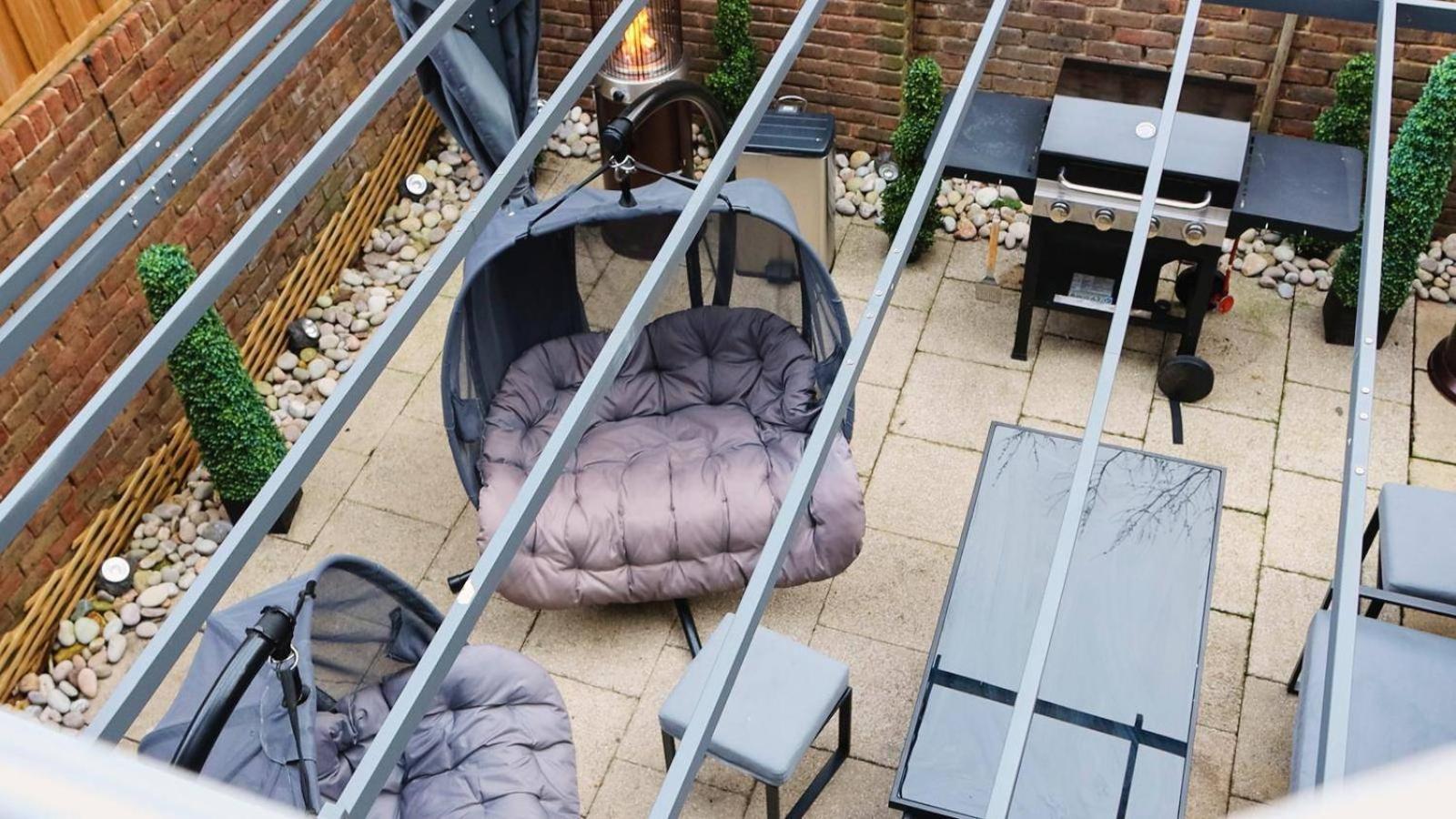 Housesleep14-freep-garden-bbq-patio-pooltable Hébergement de vacances