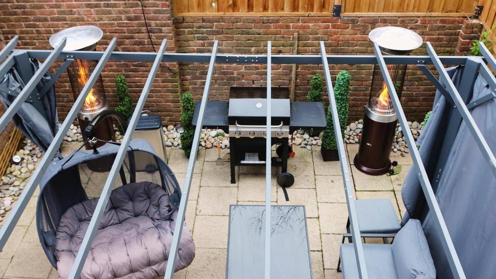 Housesleep14-freep-garden-bbq-patio-pooltable Hébergement de vacances *
