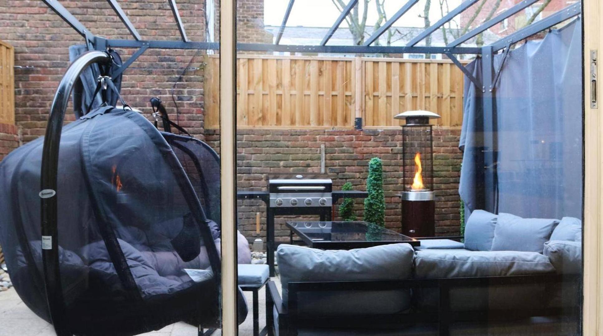 Housesleep14-freep-garden-bbq-patio-pooltable Hébergement de vacances Londres