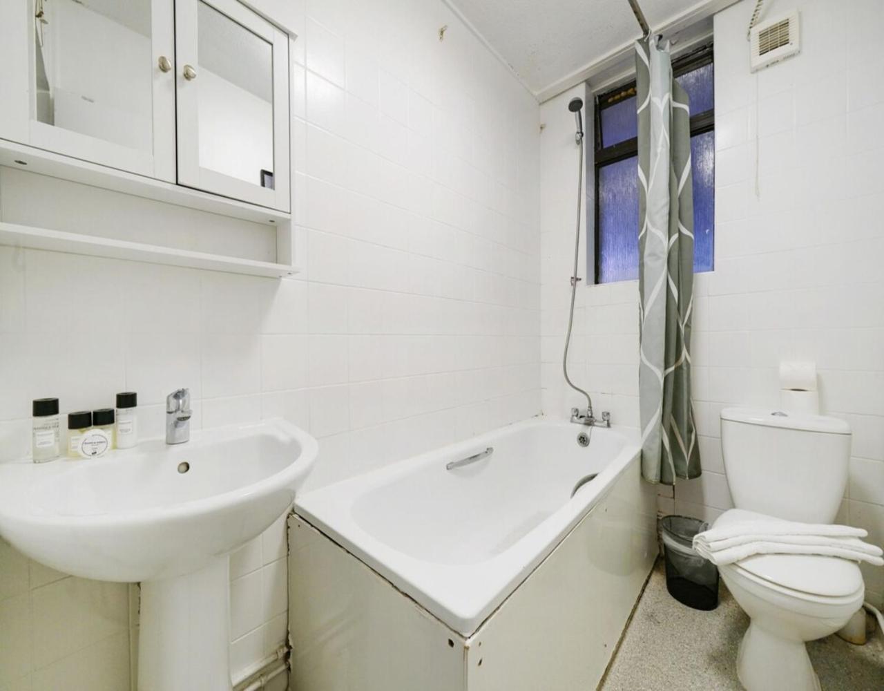 Stylish Two Bedroom London, West Kensington *