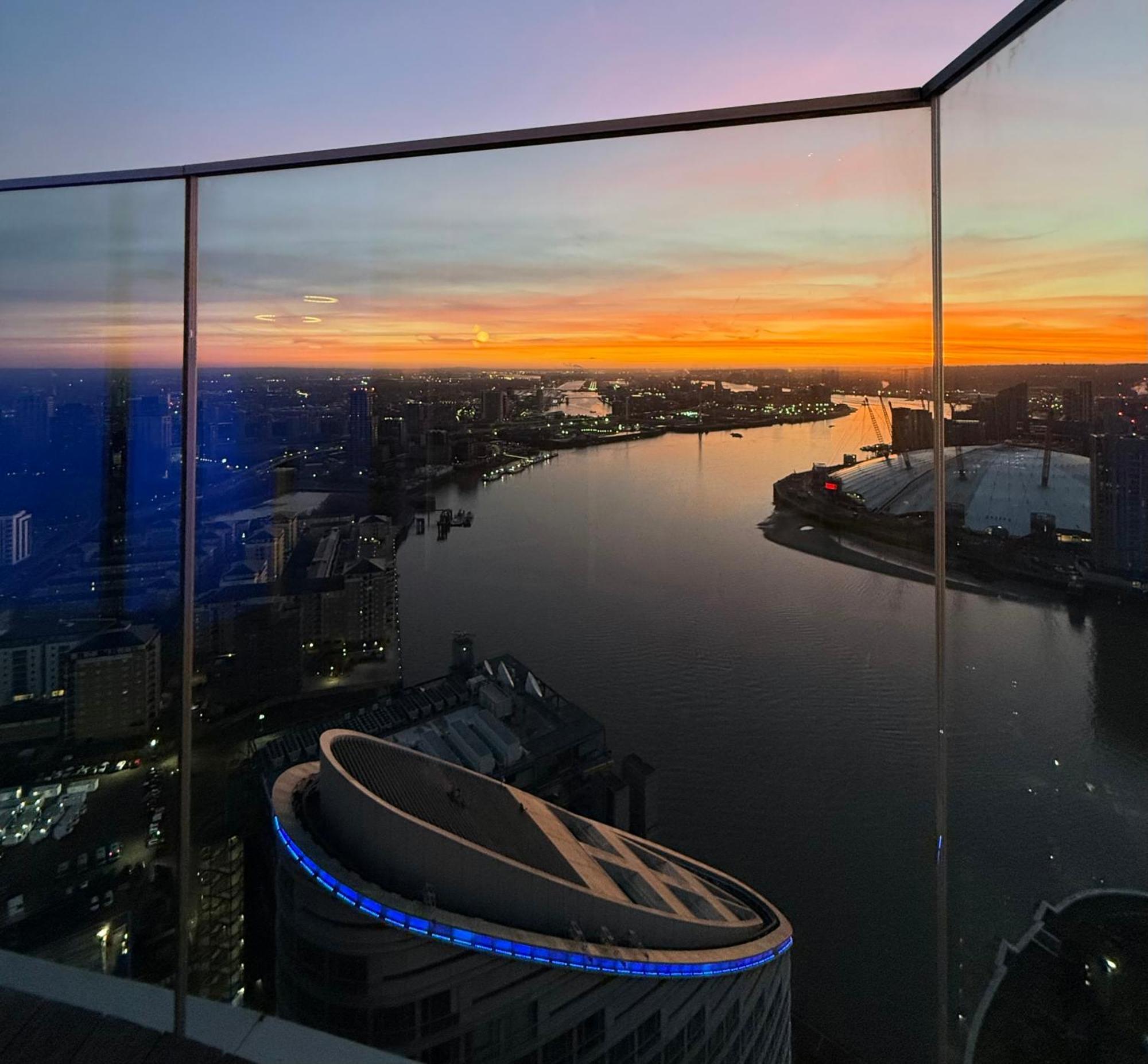Luxury Modern 2 Bed Flat With Balcony And View - Canary Wharf Center Appartement Londen