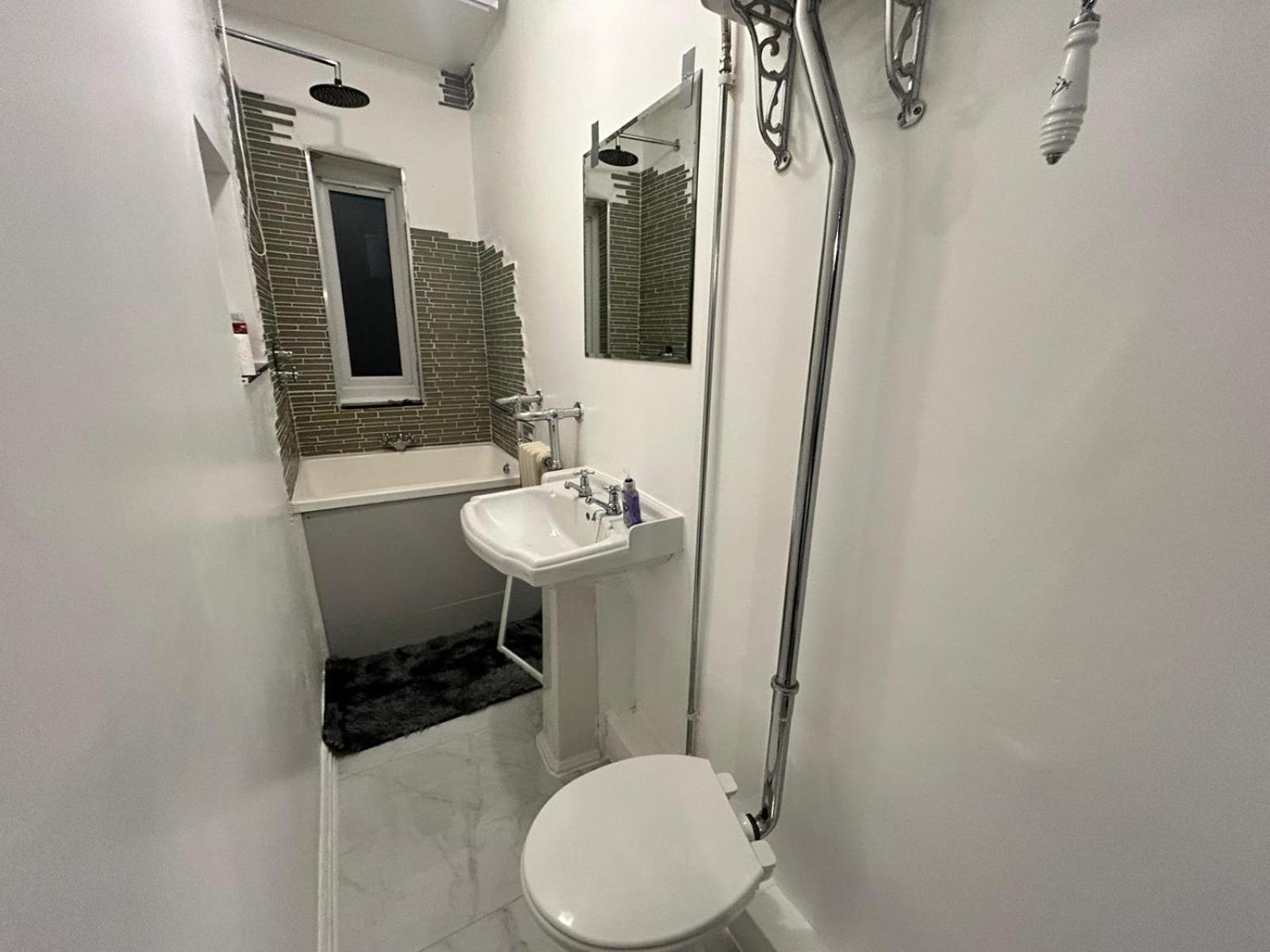 2 Bedroom Flat Wembley Appartement *