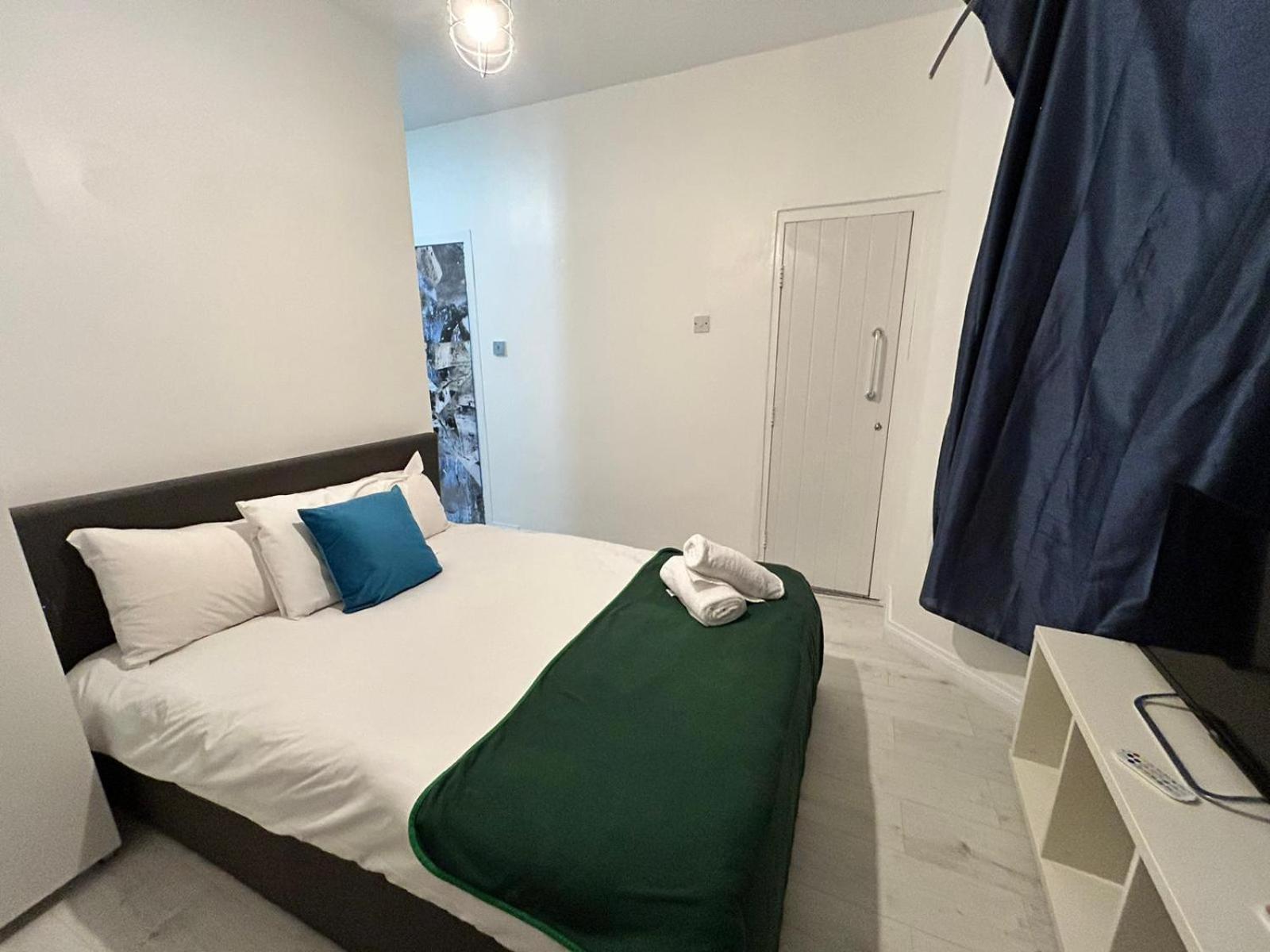 2 Bedroom Flat Wembley Appartement *
