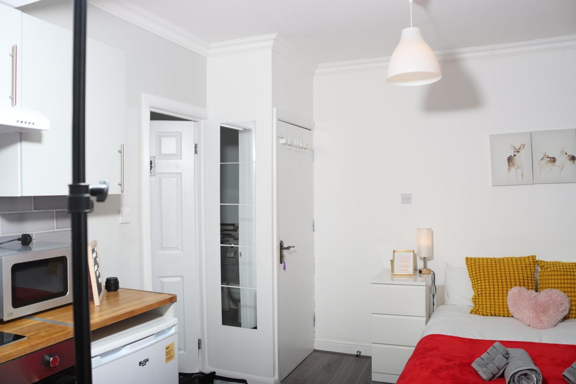Cosy With Kitchenette And Private Bathroom - 15mins To London!