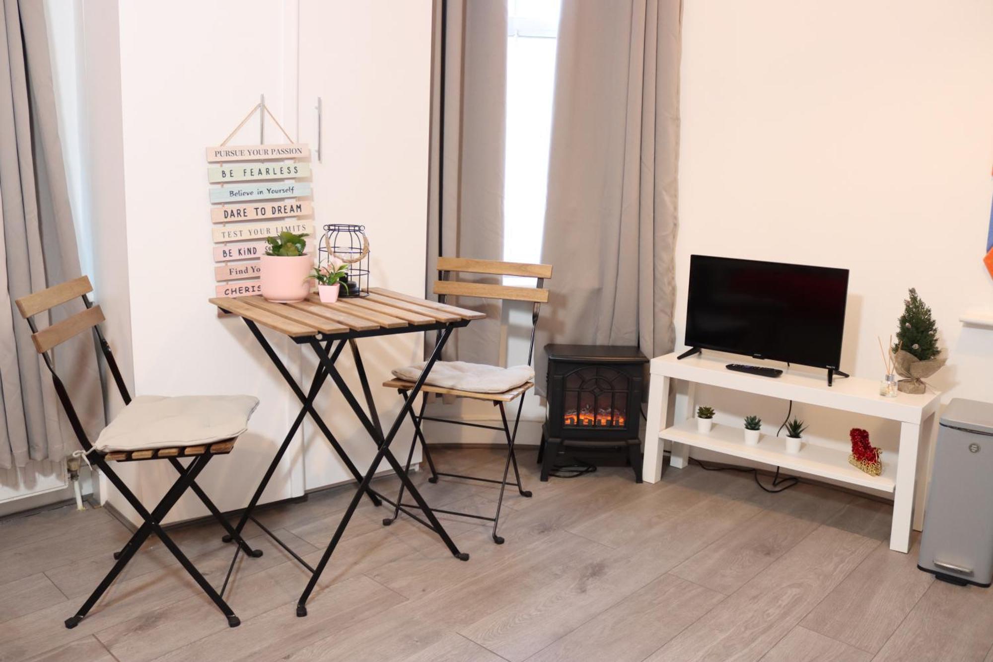 Cosy With Kitchenette And Private Bathroom - 15mins To London!