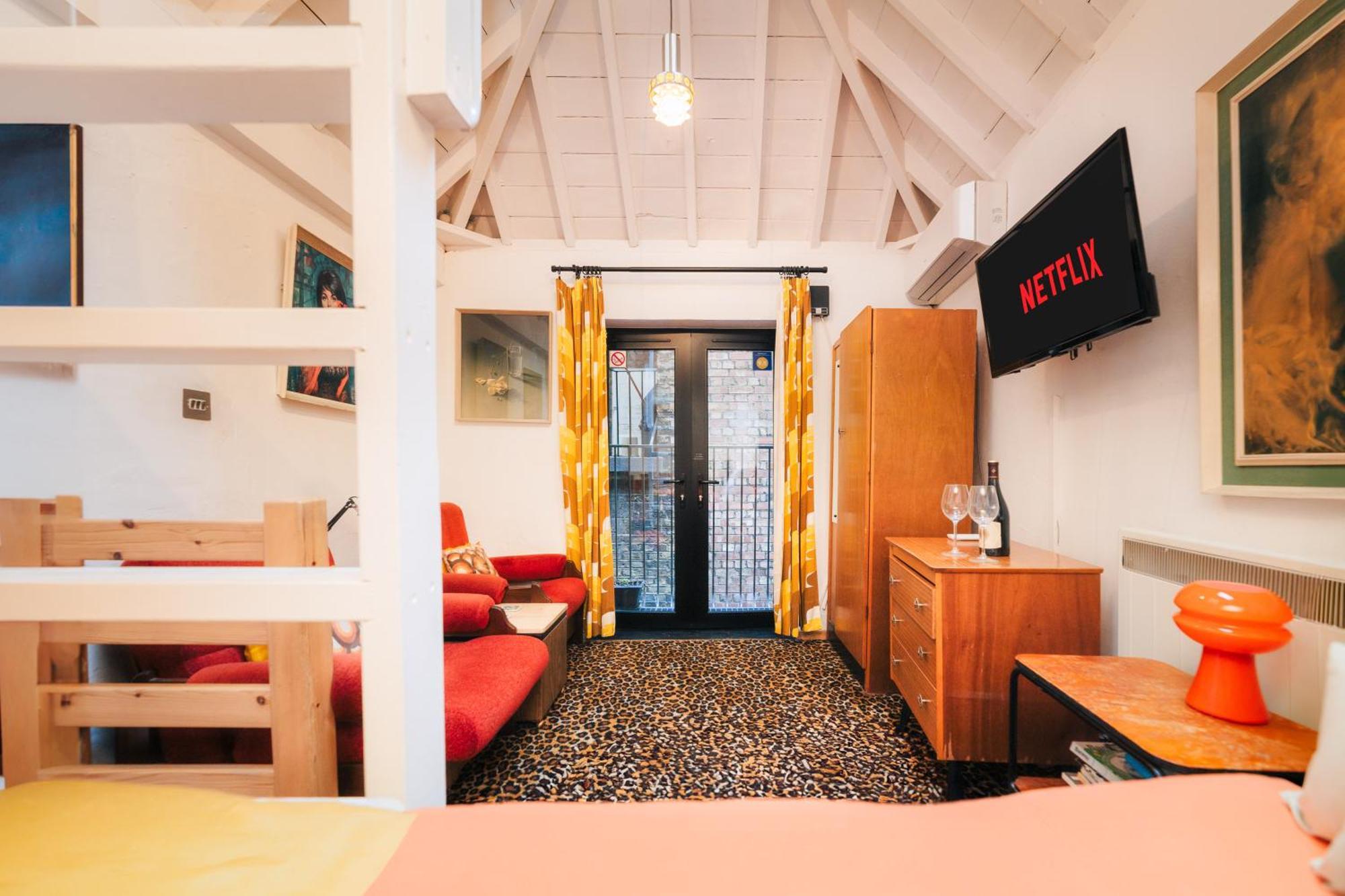 Quirky And Cosy Soho Stables House * Londres