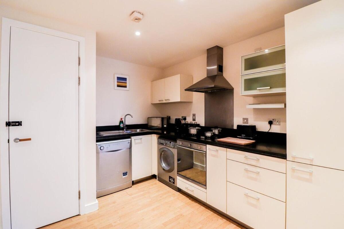 Apartment Stunning Canary Wharf Flat-5 Mins From Tube Station London