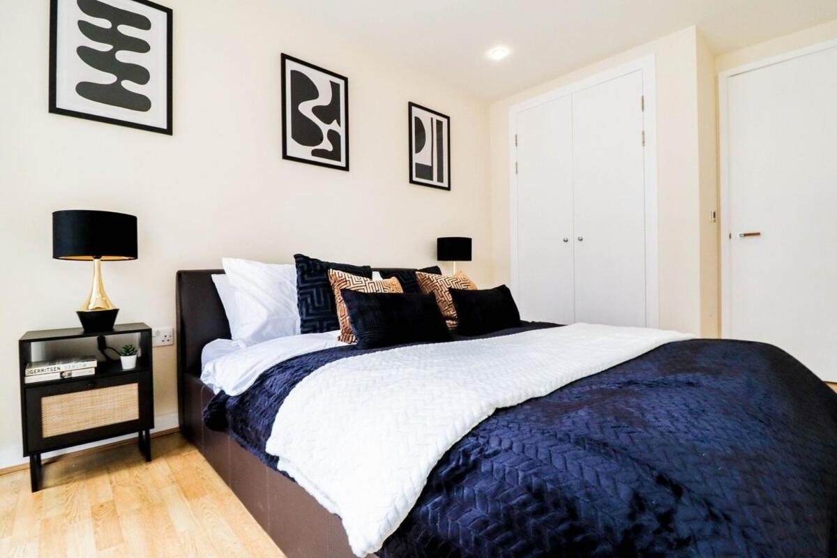 Apartment Stunning Canary Wharf Flat-5 Mins From Tube Station London