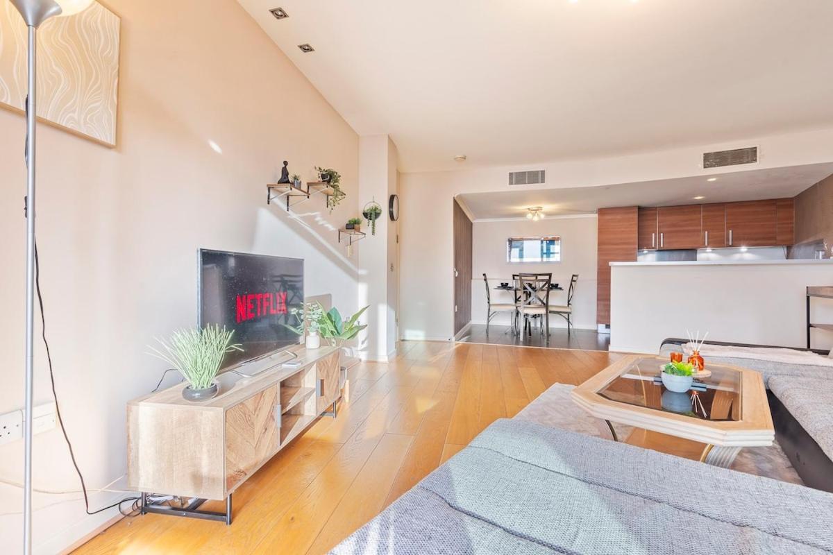 Elegant 1br Battersea Flat With Stunning River Views London