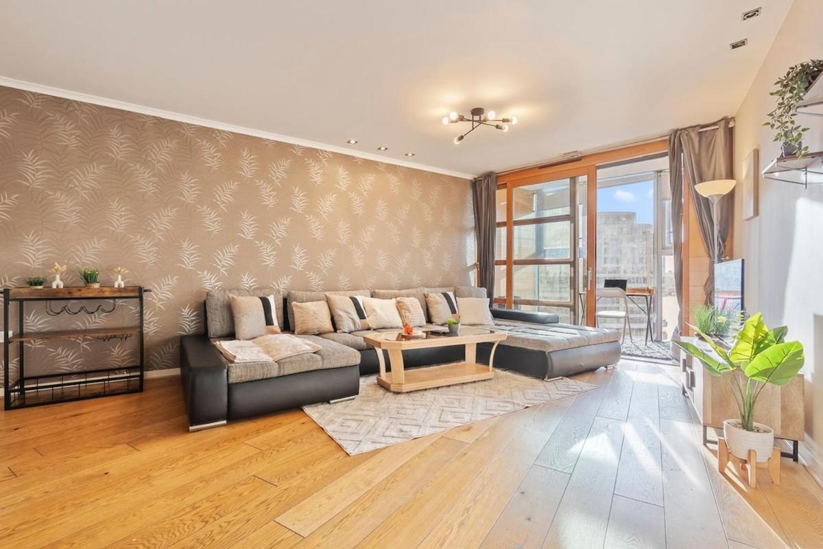Elegant 1br Battersea Flat With Stunning River Views London