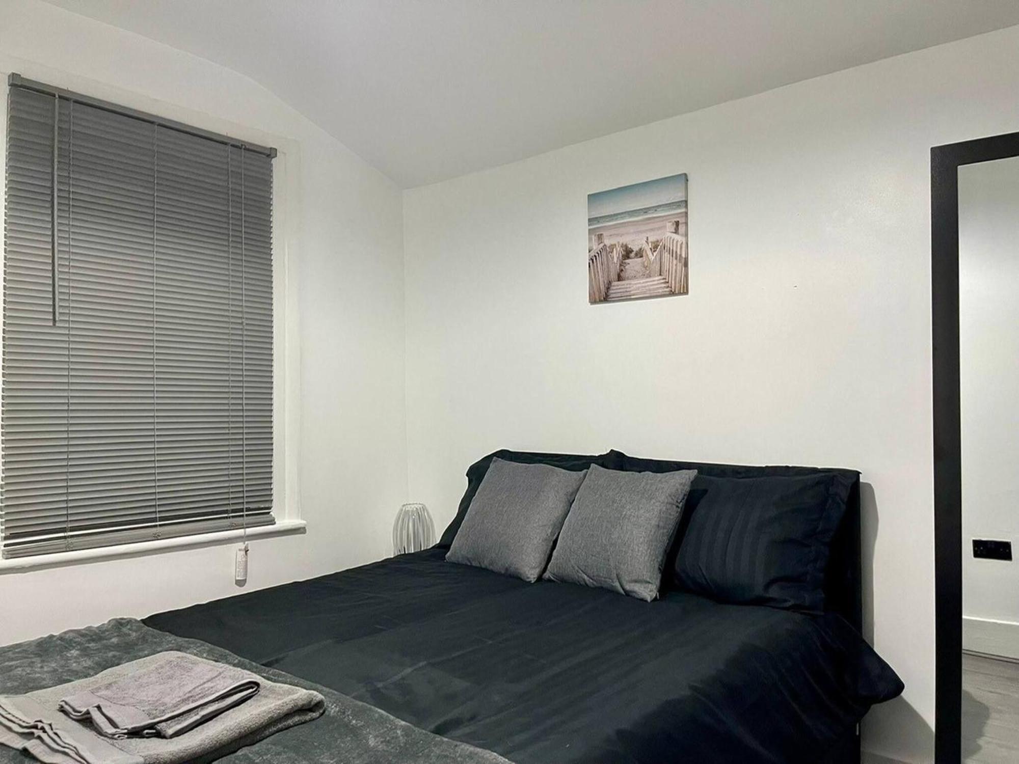 Modern 5 Bedroom House - Enfield Vakantiehuis