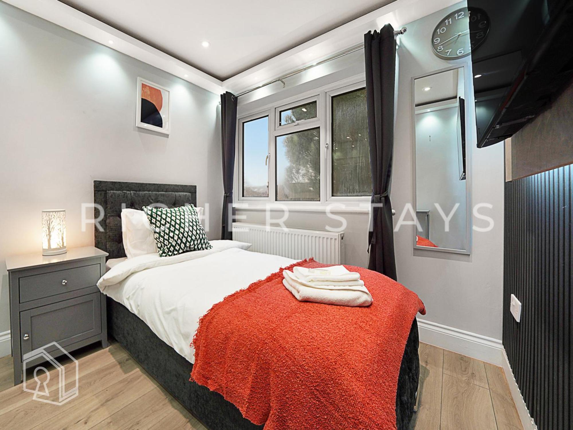 Leyton Guest - And Amenities *