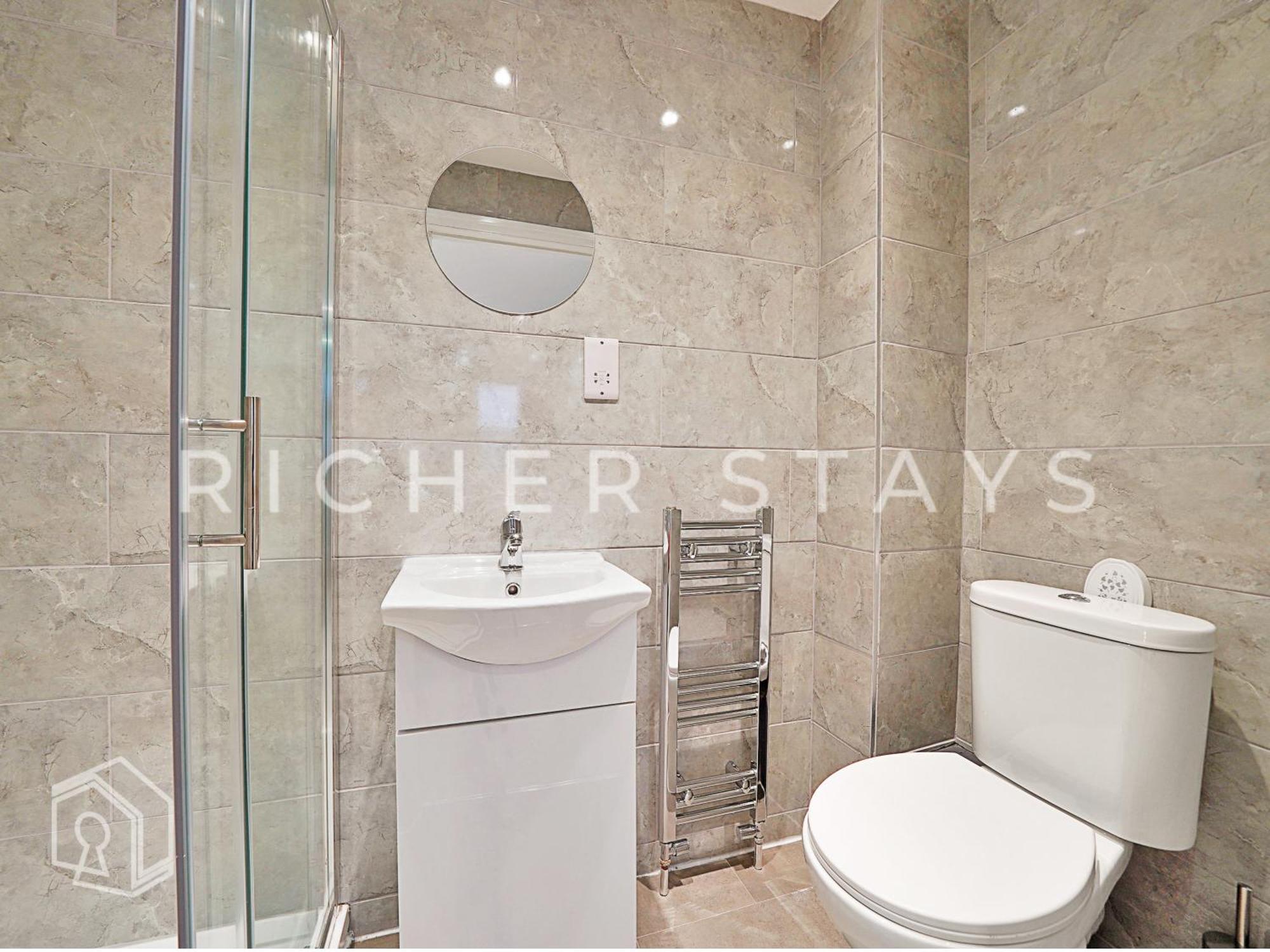 Leyton Guest - And Amenities *