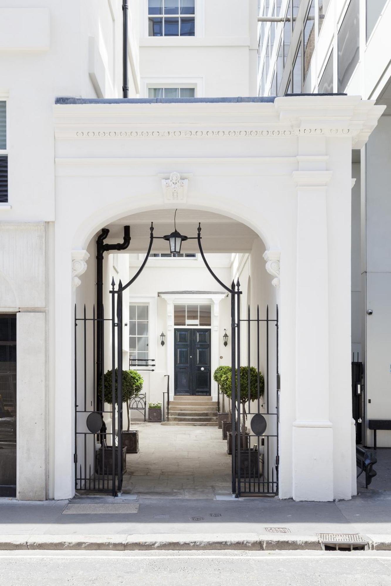 Bank Serviced By Lovelystay Londres