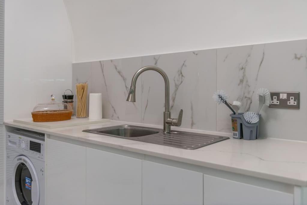 Elegant 1 Bedroom Lower Ground On Harley Street 1h *