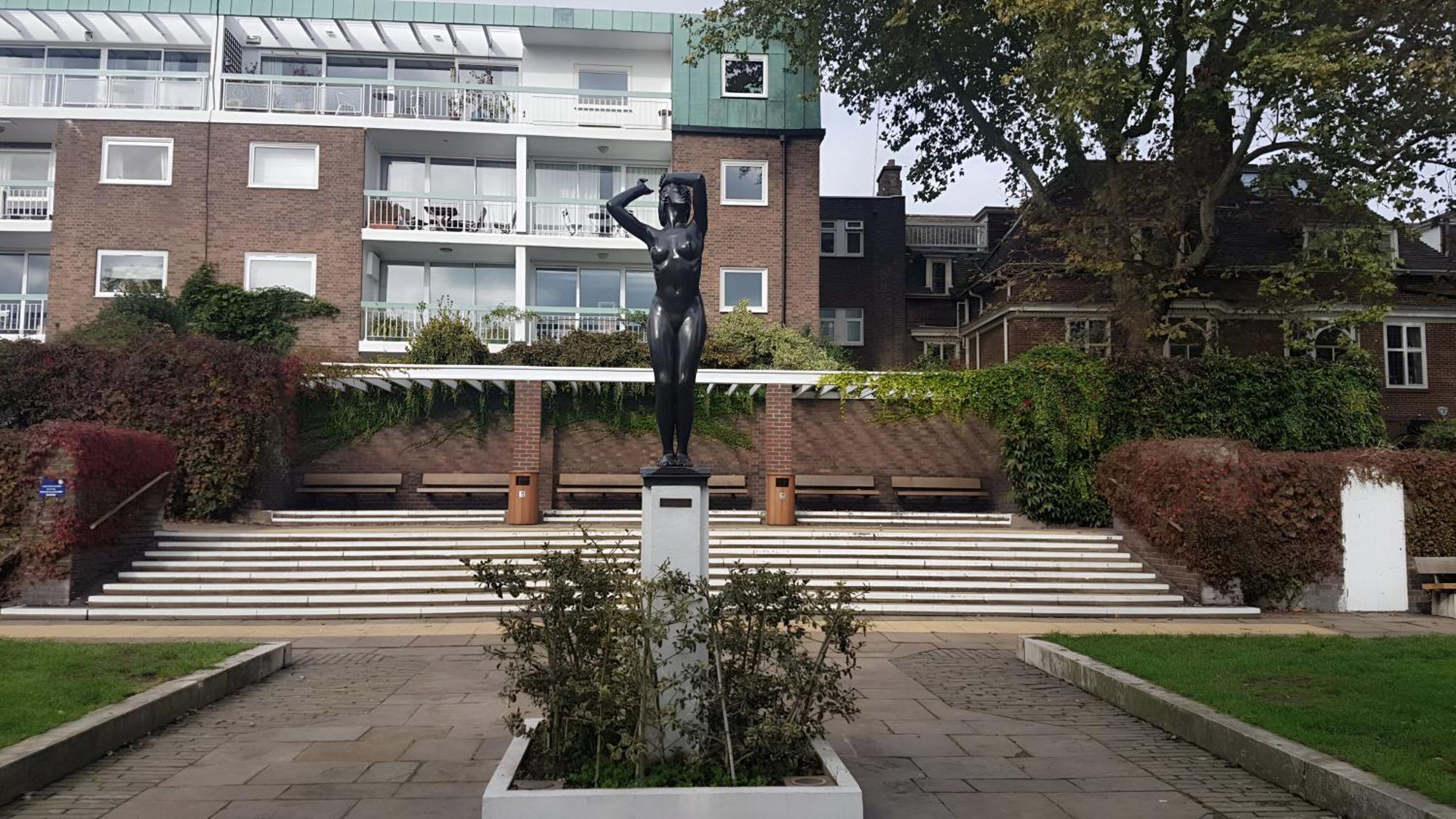 Conveniently Situated - Luxuriously Furnished! Appartement