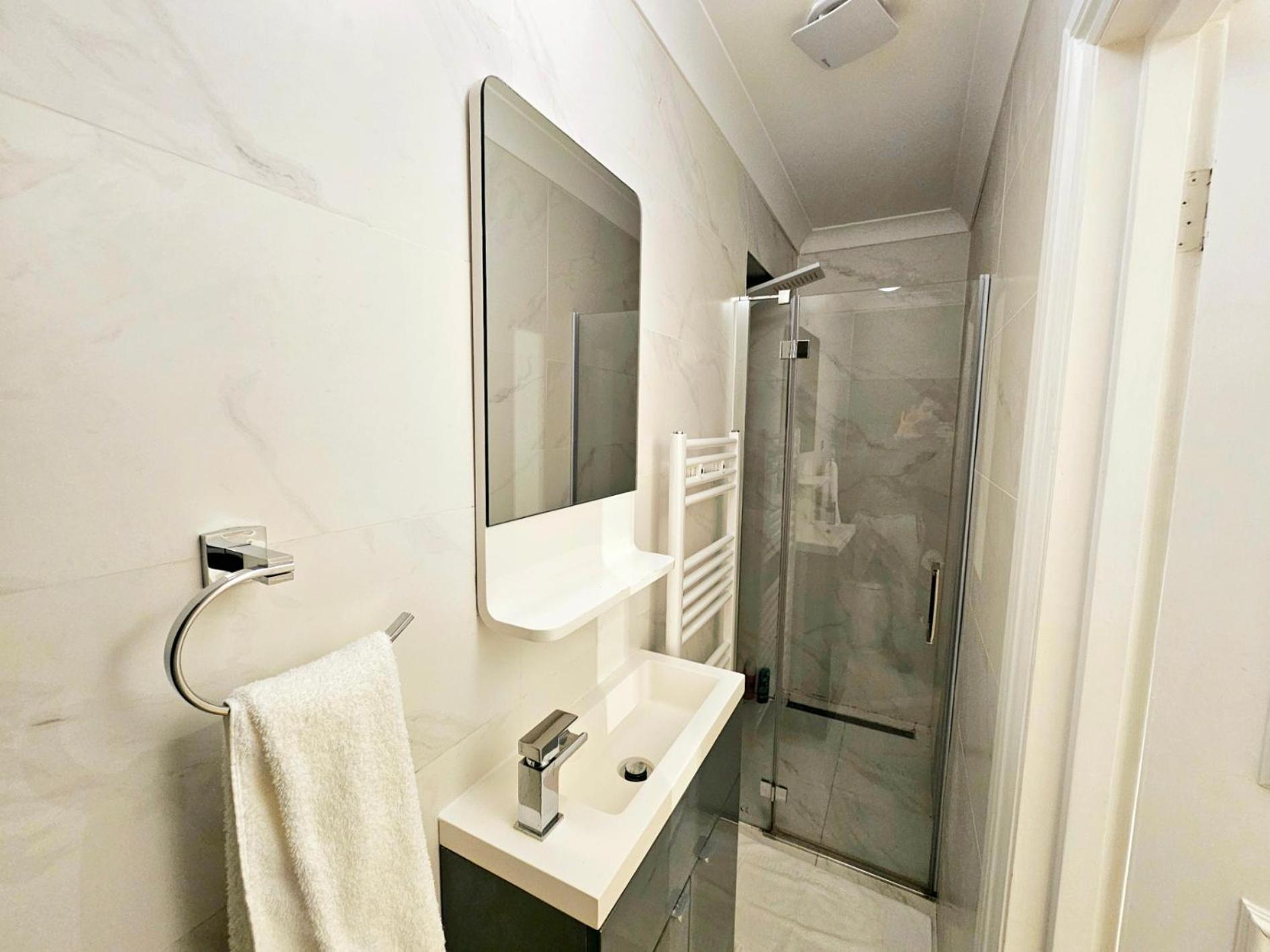 Stunning Hyde Park Home, Ground Floor Maisonette, Duplex, Near Tube Metro Stations Londres
