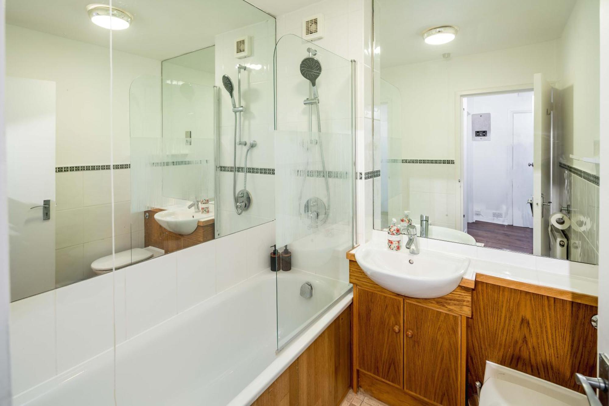 Beautiful 2-bed, 2 Bathrooms Flat In Zone 1, - Just Minutes Walk To High Street Kensington, Earls Court, Hyde Park * Londen