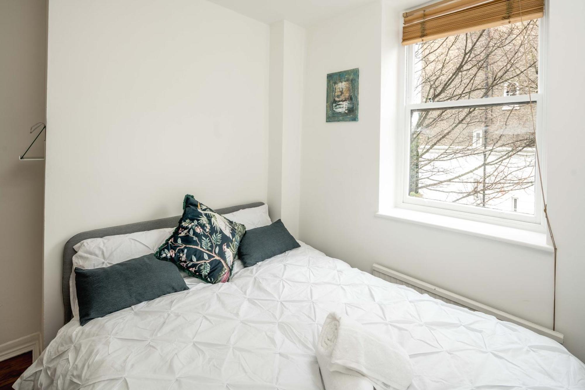 Beautiful 2-bed, 2 Bathrooms Flat In Zone 1, - Just Minutes Walk To High Street Kensington, Earls Court, Hyde Park Appartement Londen