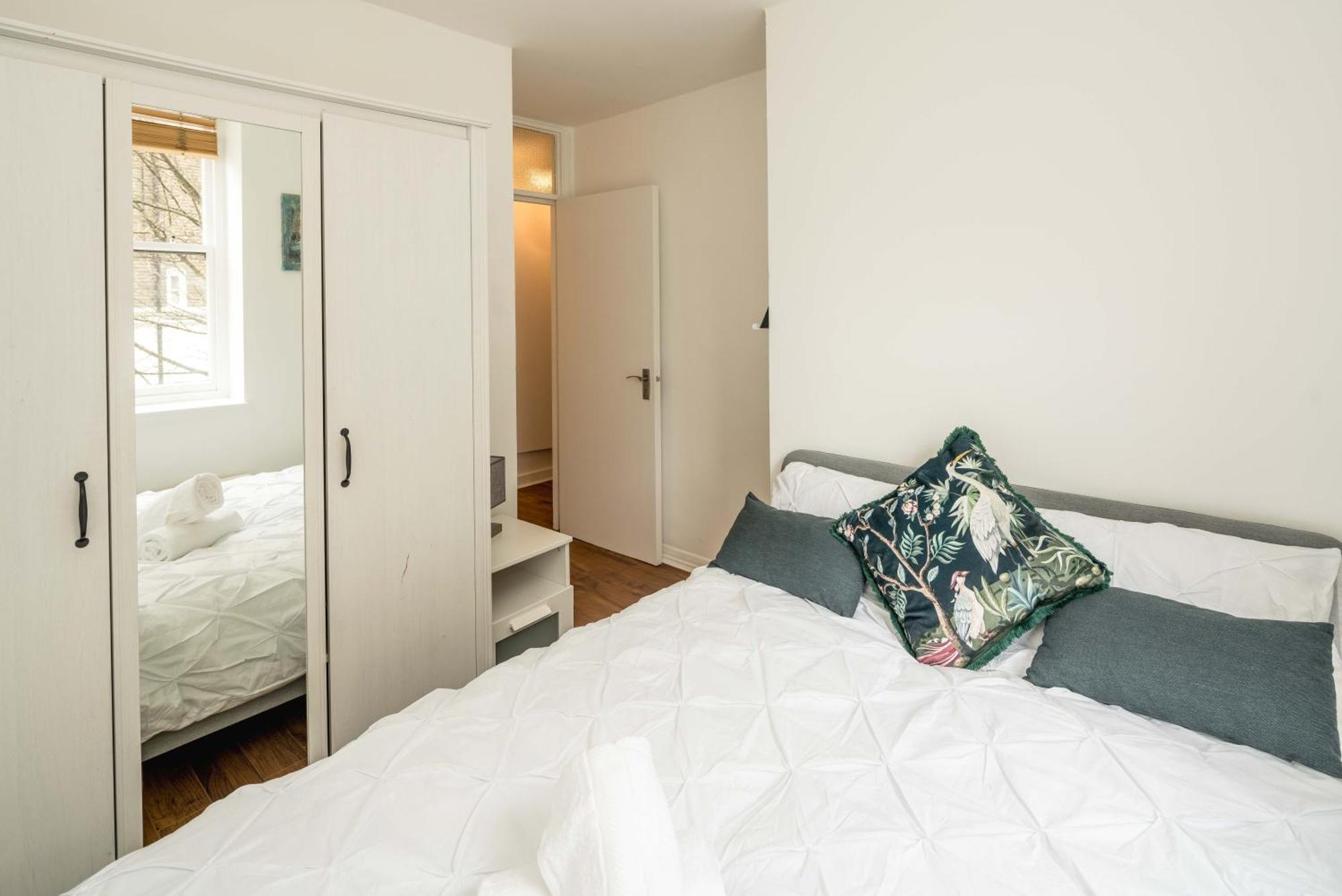 Appartement Beautiful 2-bed, 2 Bathrooms Flat In Zone 1, - Just Minutes Walk To High Street Kensington, Earls Court, Hyde Park Londen