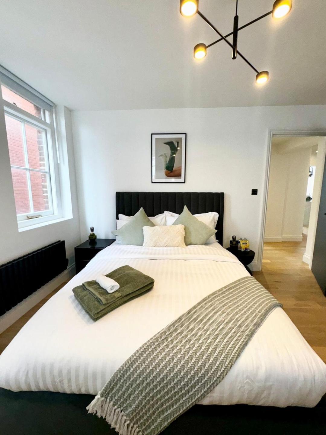 Newly Refurbished W/ River Views Appartement
