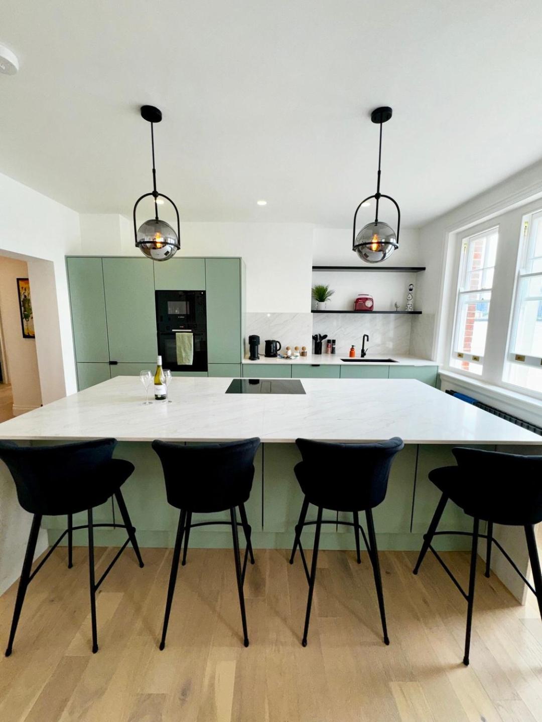 Newly Refurbished W/ River Views Appartement *