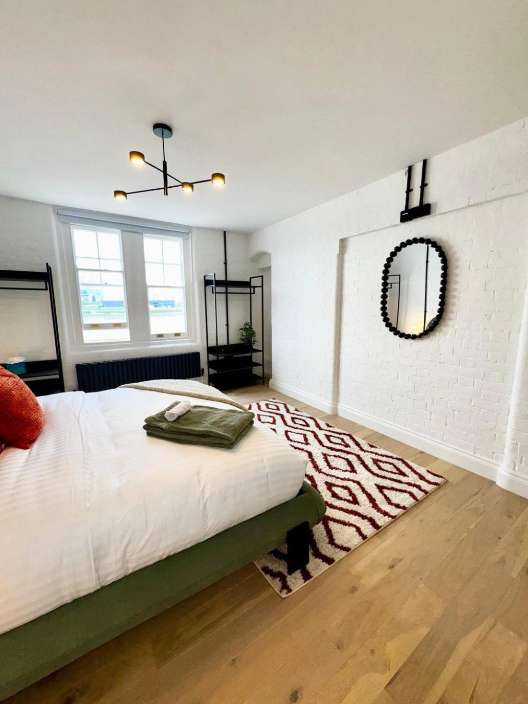 Appartement Newly Refurbished W/ River Views