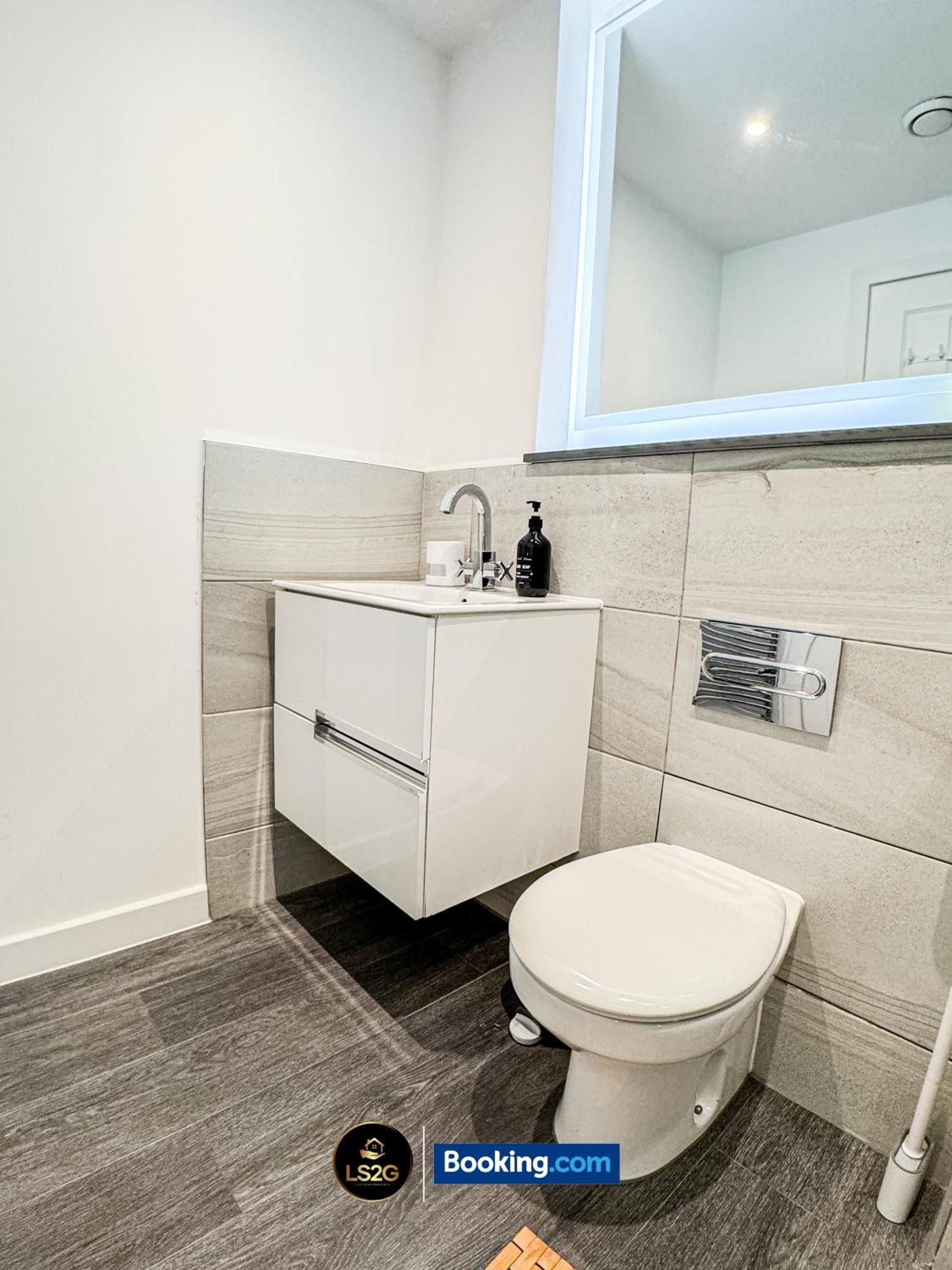 Apartamento 2 Bedroom Flat By Ls2g Short Lets & Serviced Greater With Free Parking *