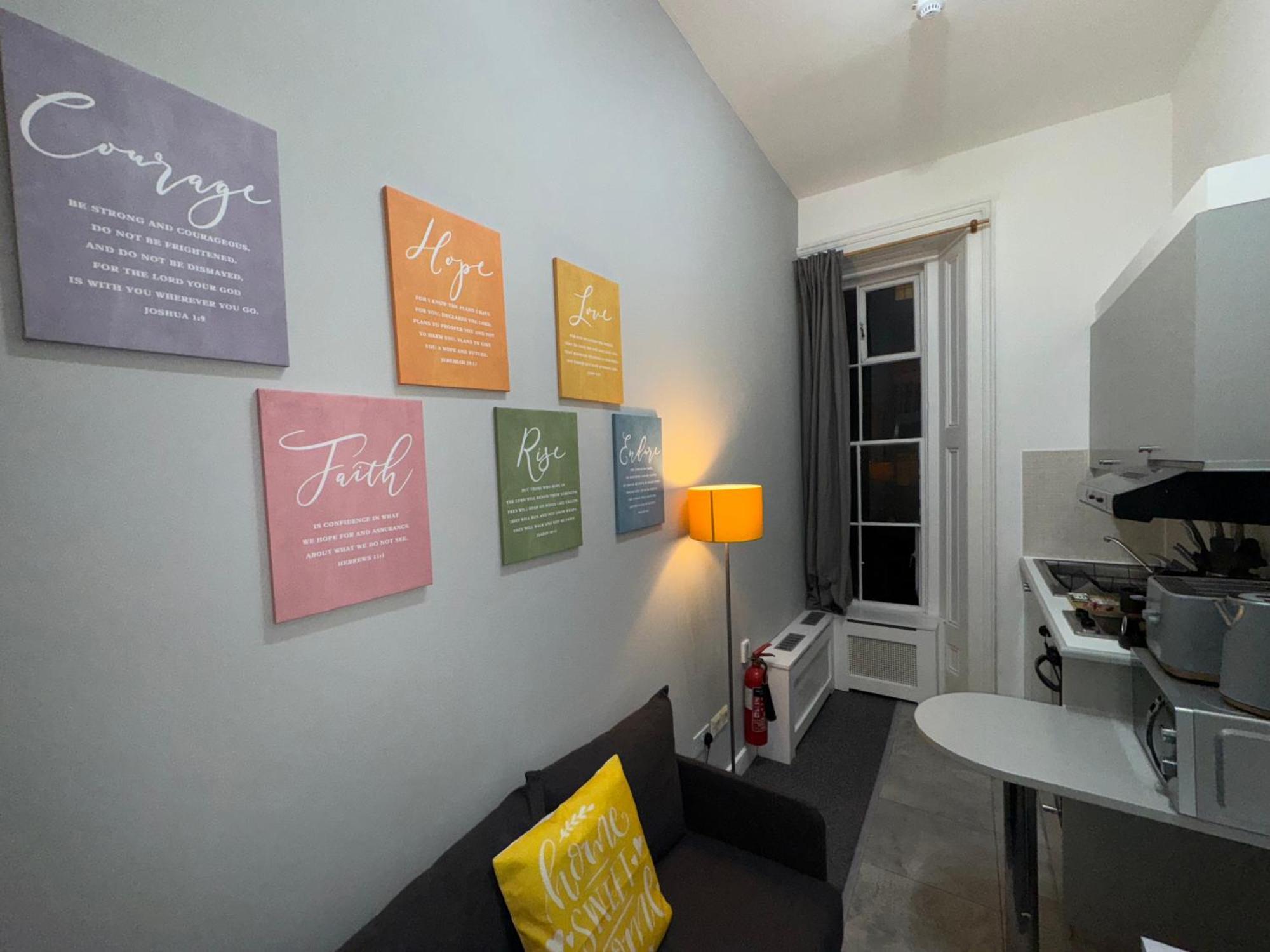 Compact Flat Close To Hyde Park