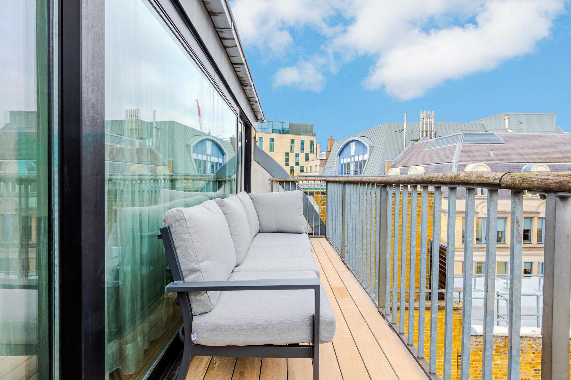 Stunning Serviced Apartments, Steps From Monument Station Apartment