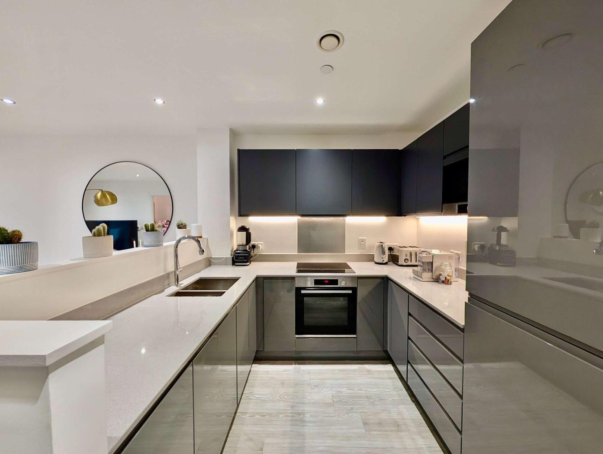 Charming Flat With Balcony In Apartamento