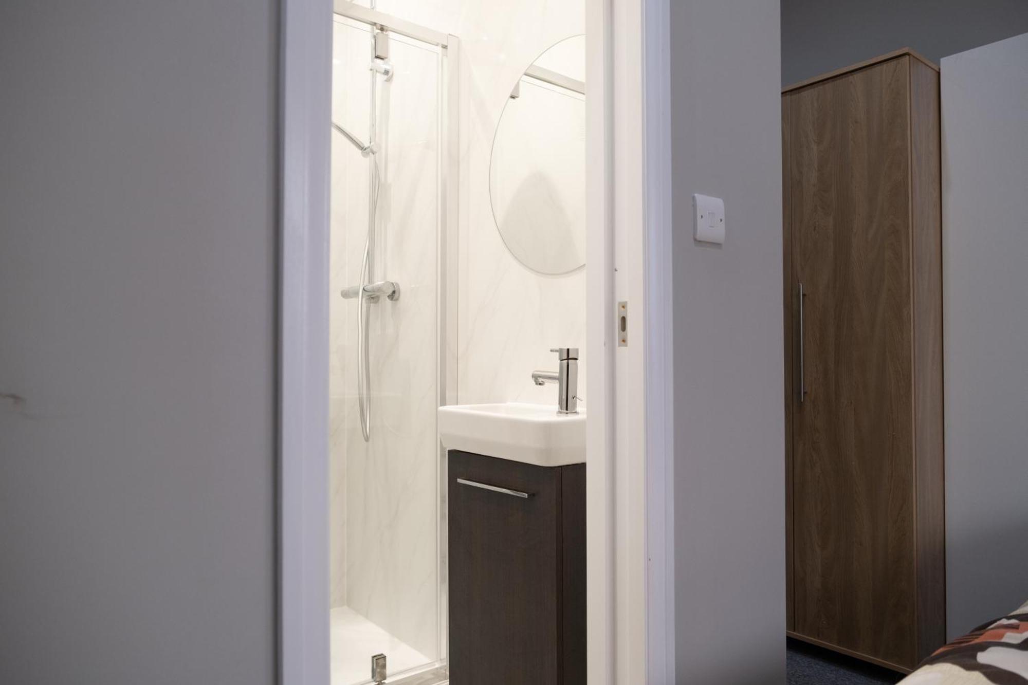 Zone 2 Spacious Two-bedroom With Parking Apartamento