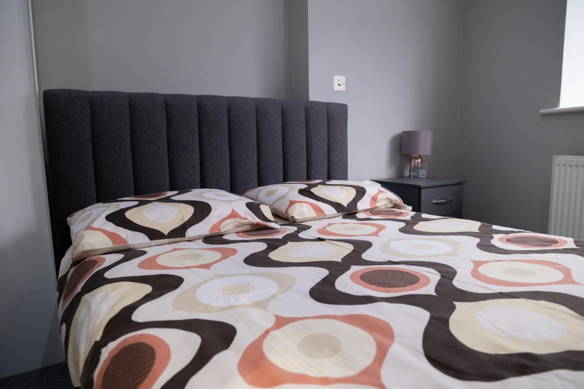 Apartment Spacious 2 Bed 2 Bath With Free Parking For 2 Cars And Underground Station Zone 2 For Quick Access To Up To 10 Guests