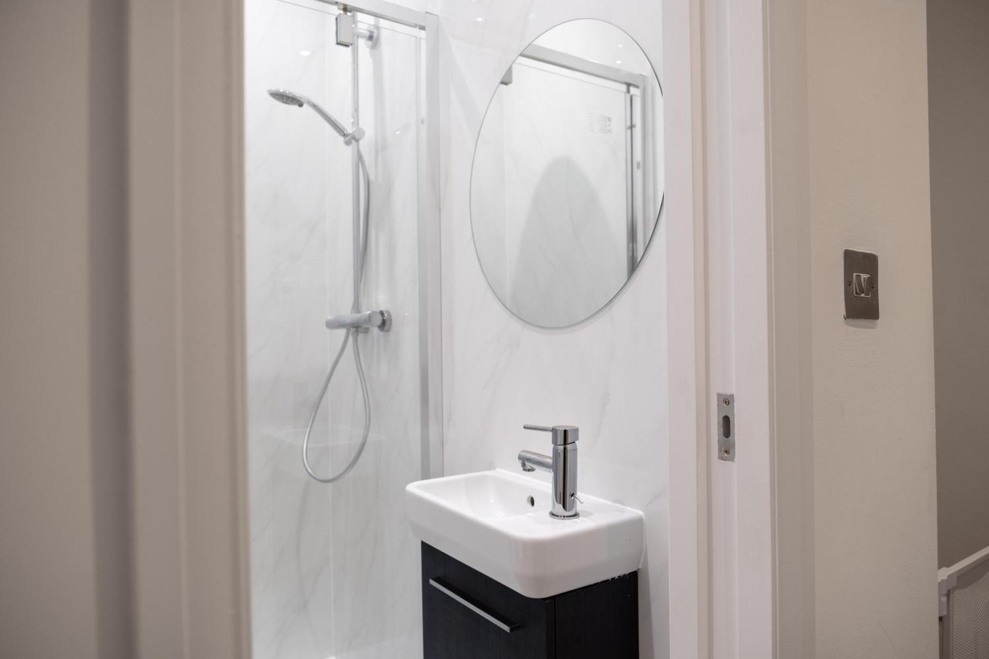 Zone 2 Spacious Two-bedroom With Parking Londres