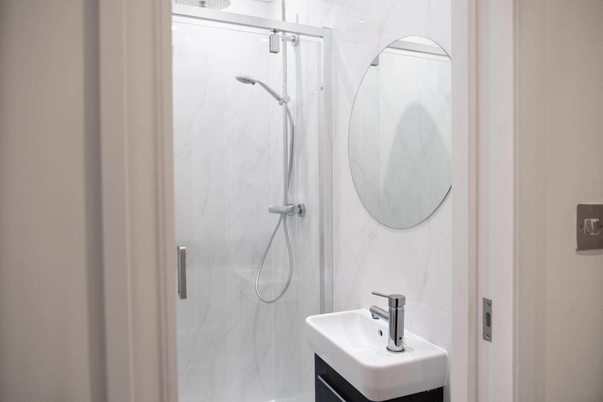 Zone 2 Spacious Two-bedroom With Parking Apartamento