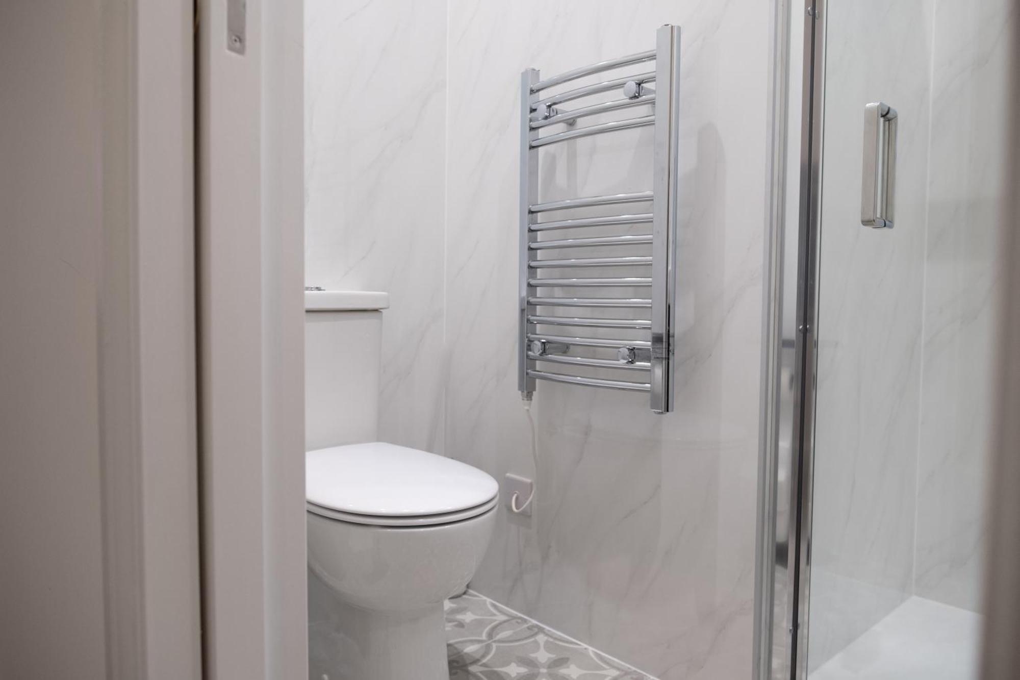 Spacious 2 Bed 2 Bath With Free Parking For 2 Cars And Underground Station Zone 2 For Quick Access To Up To 10 Guests Apartment *